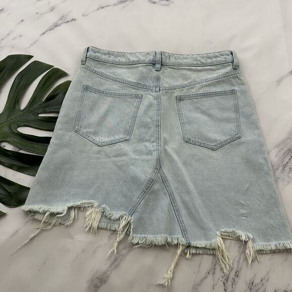 We The Free People Going Rogue Denim Mini Skirt Size 29 Light Wash Distressed - Picture 8 of 11